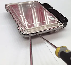 kaksi ruuvimeisseliä